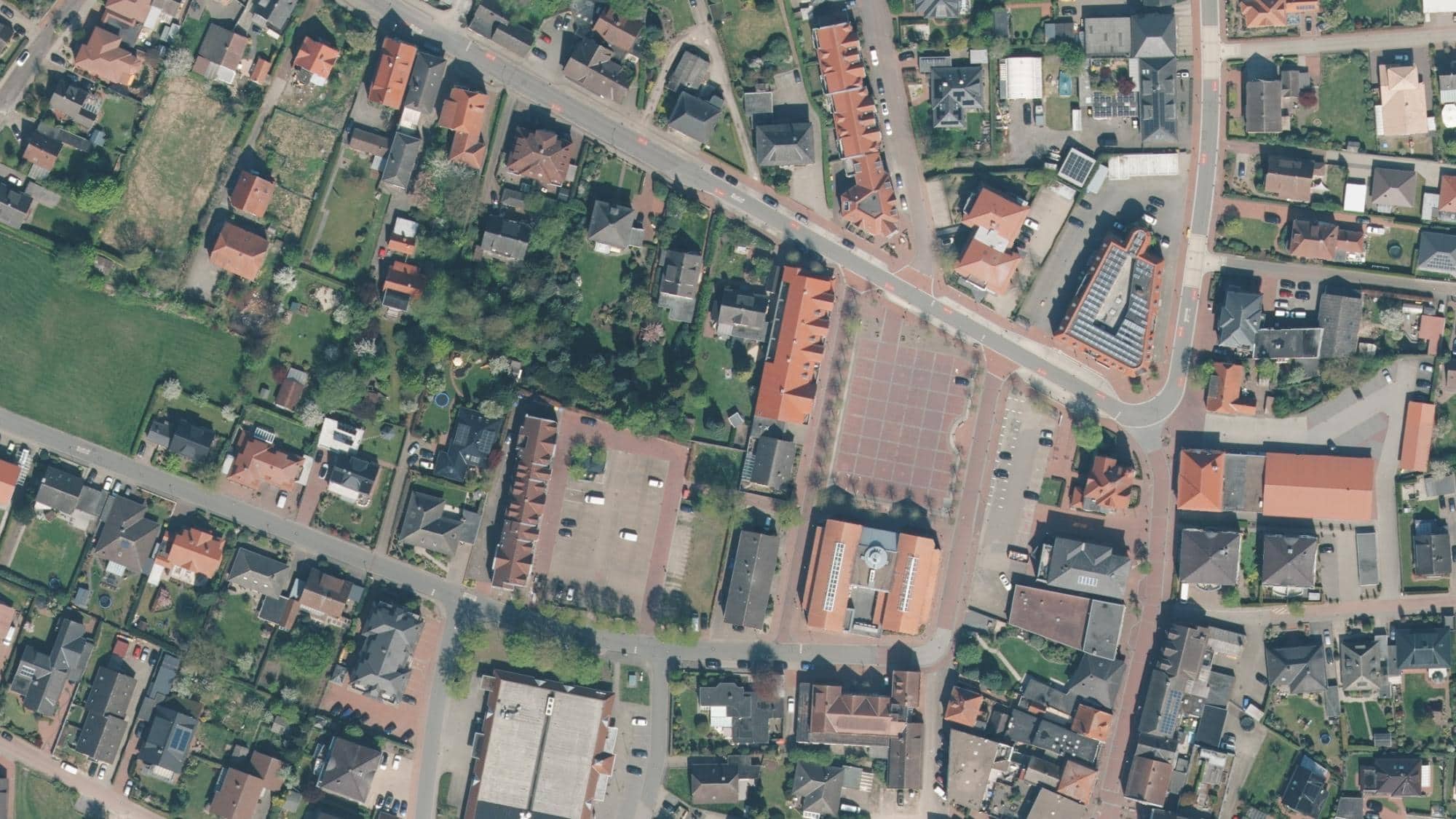 Luftbild vom Ortskern Dinklages (DOP20, LGLN). Umrandet ist das Flurstück 667/5 in Flur 022, auf dem das Rathaus Dinklage steht (Am Markt 1); amtliche Fläche 2.867 m².